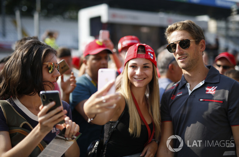 Romain Grosjean, Haas F1 Team, with fans