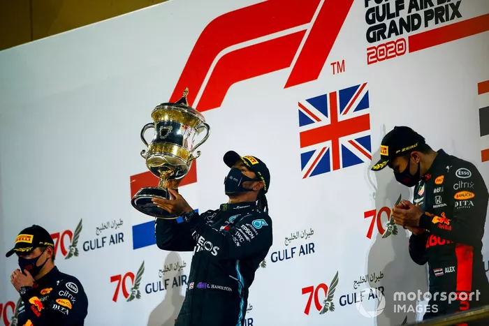Podio: segundo lugar Max Verstappen, Red Bull Racing, ganador Lewis Hamilton, Mercedes-AMG F1 y el tercer lugar Alex Albon, Red Bull Racing