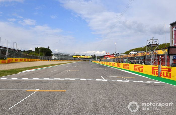 Carteles de Pirelli en Imola