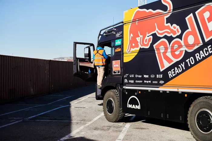 Embarque del Dakar 2021 en Marsella