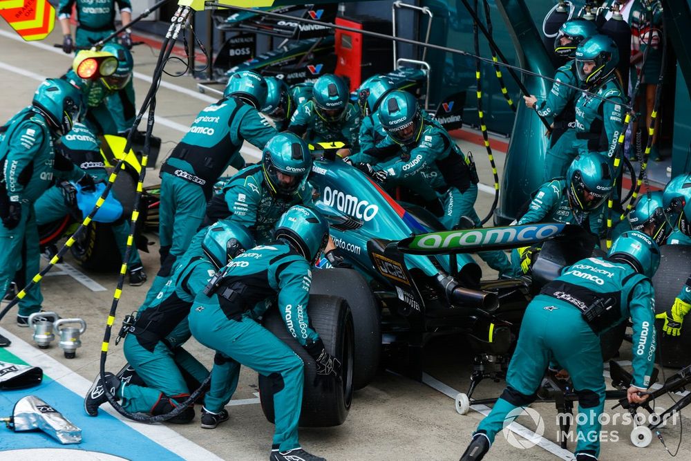 Fernando Alonso, Aston Martin AMR23, hace una parada en boxes