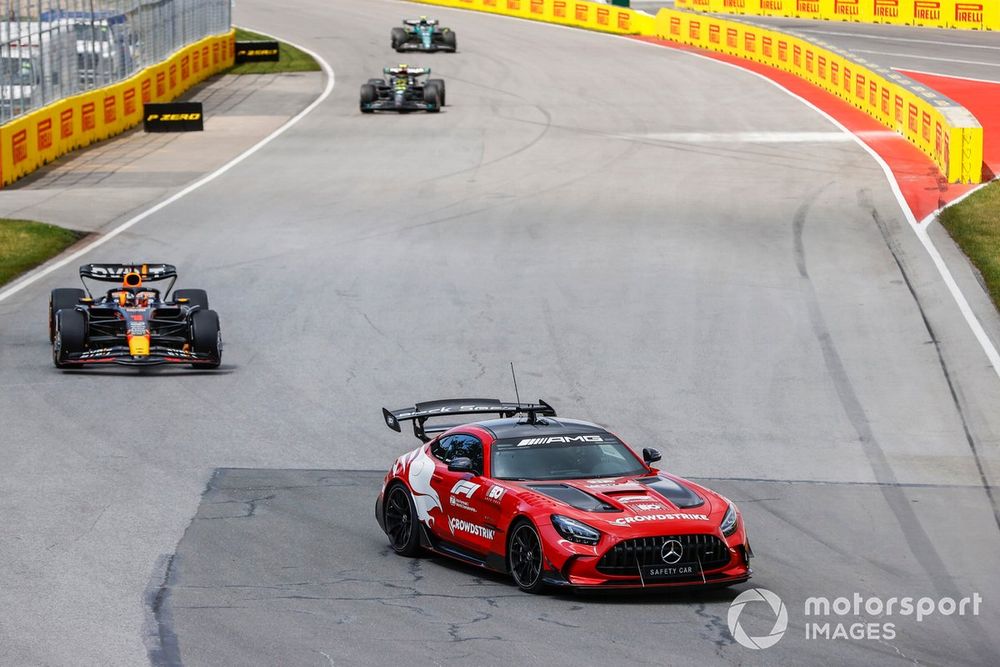 El Safety Car lidera a Max Verstappen, Red Bull Racing RB19, Lewis Hamilton, Mercedes F1 W14, Fernando Alonso, Aston Martin AMR23