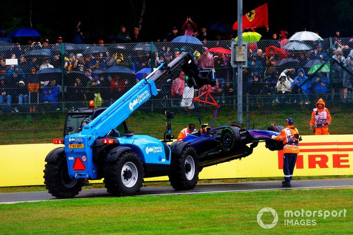 Los comisarios retiran del circuito el coche dañado de Logan Sargeant, Williams FW45