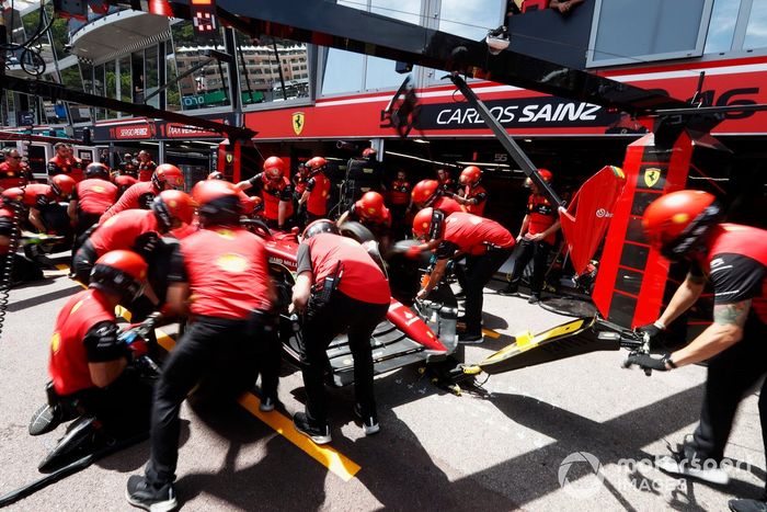Los mecánicos de Ferrari practican una parada en boxes