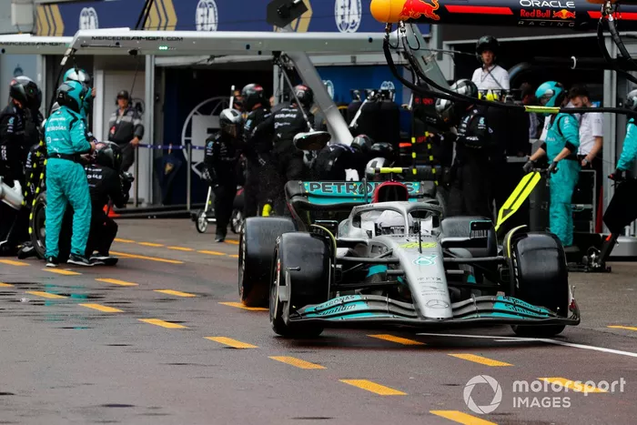Lewis Hamilton, Mercedes W13, sale de su box