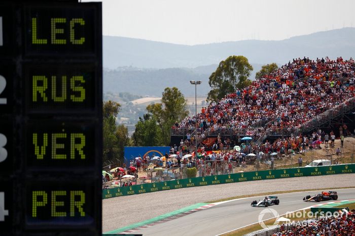 George Russell, Mercedes W13, Max Verstappen, Red Bull Racing RB18