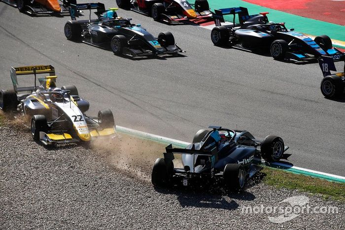 Accidente de Jake Hughes, HWA Racelab, y Ye Yifei, Hitech Grand Prix
