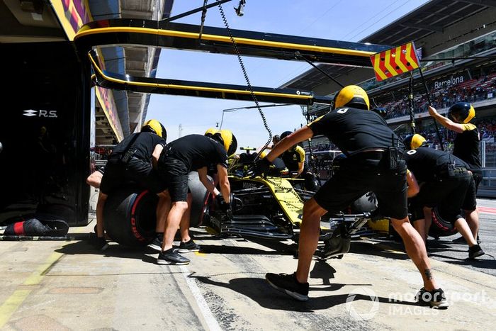 Nico Hulkenberg, Renault R.S. 19 en pits