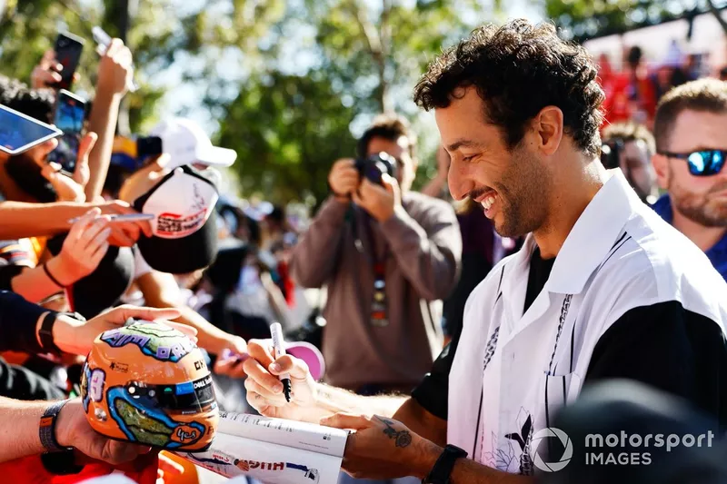 Daniel Ricciardo, Visa Cash App RB F1 Team, signe des autographes pour les fans 