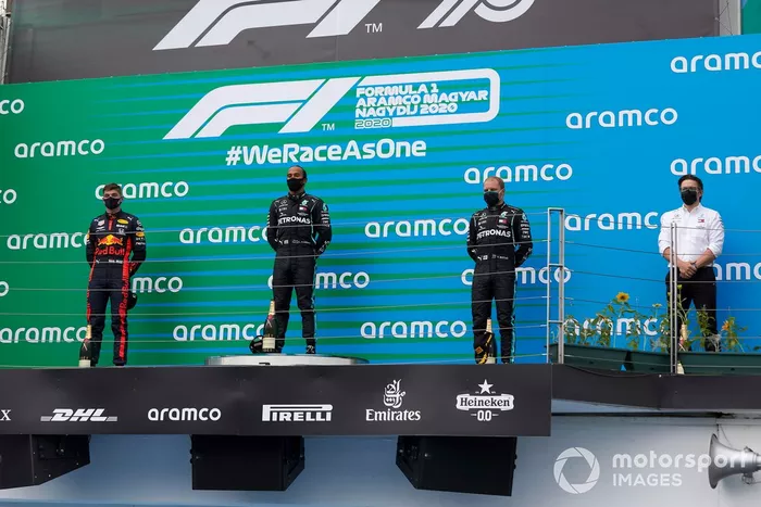 Podio: ganador Lewis Hamilton, Mercedes-AMG Petronas F1, segundo lugar Max Verstappen, Red Bull Racing y el tercer lugar Valtteri Bottas, Mercedes-AMG Petronas F1