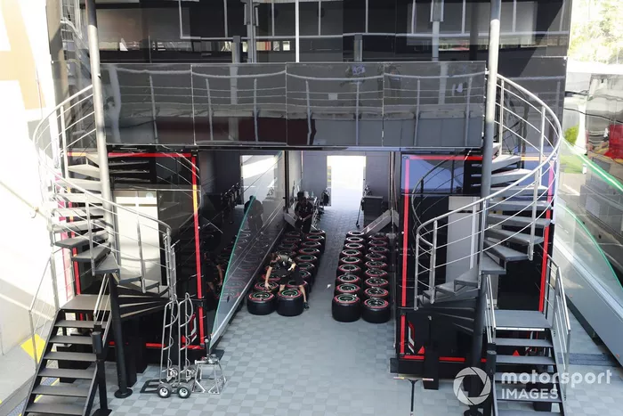 Miembros de Mercedes trabajan con los neumáticos Pirelli