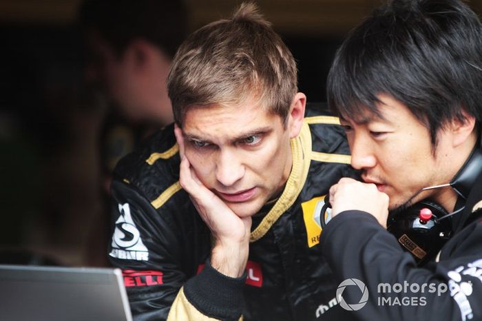 Vitaly Petrov, Lotus Renault GP R31 con Ayao Komatsu Lotus Renault GP Race Engineer