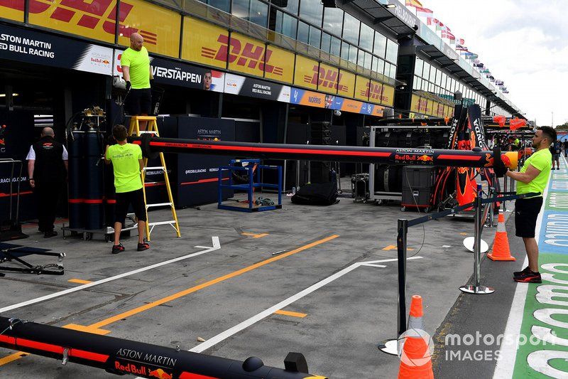 El personal de Red Bull empaca su equipo en el pitlane