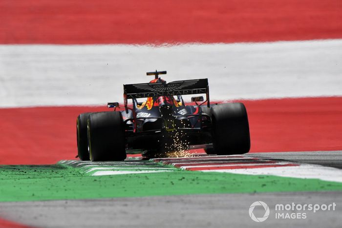 Max Verstappen, Red Bull Racing RB16 sacando chispas