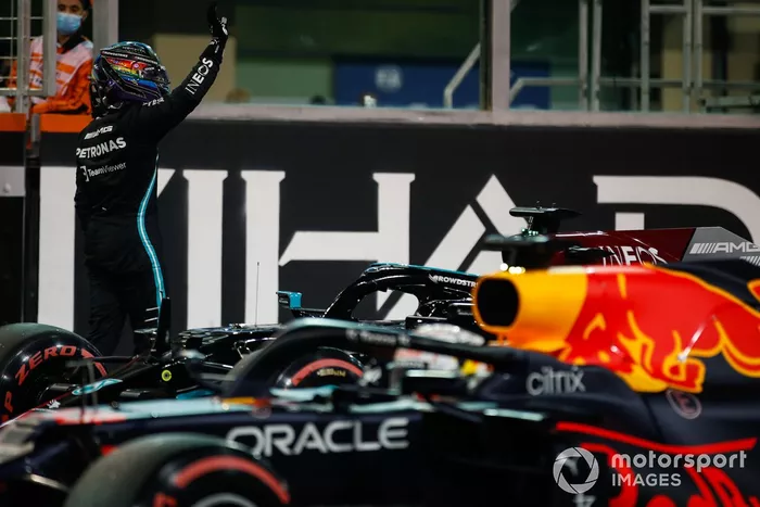 Lewis Hamilton, Mercedes, saluda desde la parrilla tras la clasificación