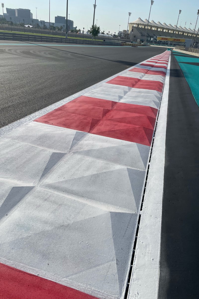 Dettaglio dei cordoli del circuito di Yas Marina all’ uscita di curva 9