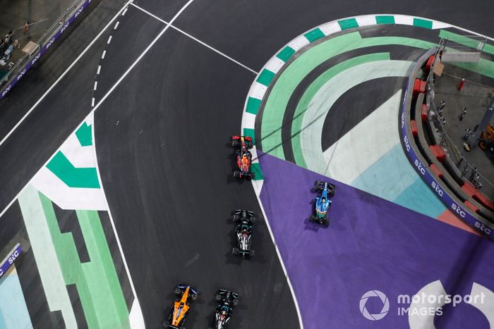 Max Verstappen, Red Bull Racing RB16B, Lewis Hamilton, Mercedes W12, mientras Esteban Ocon, Alpine A521, se va ancho en la reanudación