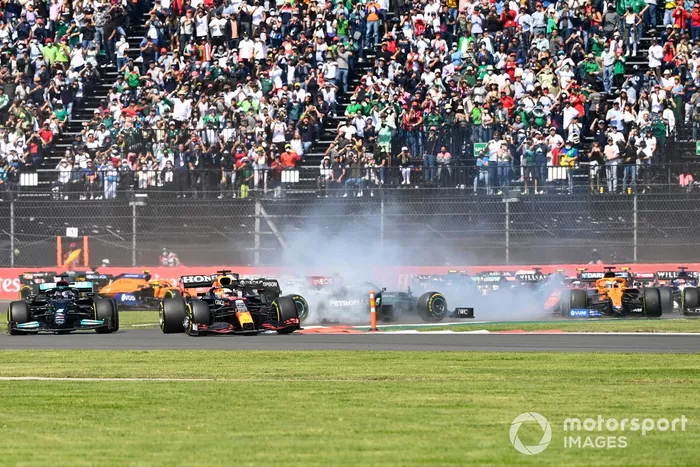 Max Verstappen, Red Bull Racing RB16B, Lewis Hamilton, Mercedes W12, mientras Valtteri Bottas, Mercedes W12, hace un trompo en la primera vuelta