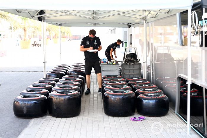 Mecánicos de Mercedes con neumáticos Pirelli