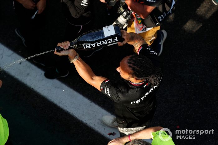 Lewis Hamilton, Mercedes, y el equipo Mercedes celebran tras la carrera con Champagne