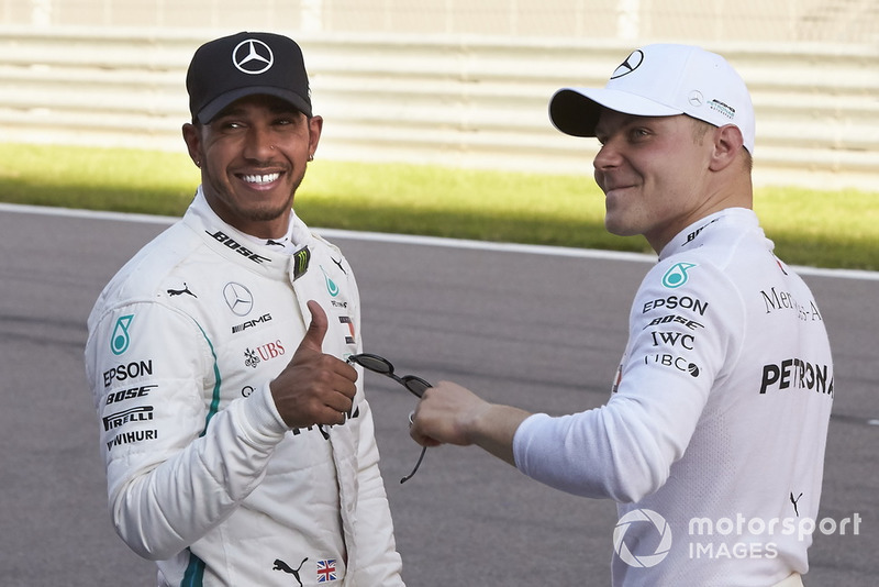 Lewis Hamilton, Mercedes AMG F1, felicita al ganador de la pole Valtteri Bottas, Mercedes AMG F1