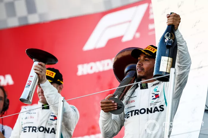 Podio: segundo lugar Valtteri Bottas, Mercedes AMG F1, ganador de la carrera Lewis Hamilton, Mercedes AMG F1
