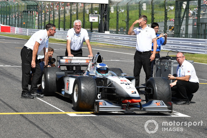 Mika Hakkinen, McLaren MP4-13 lors des Legends F1 30th Anniversary Lap Demonstration