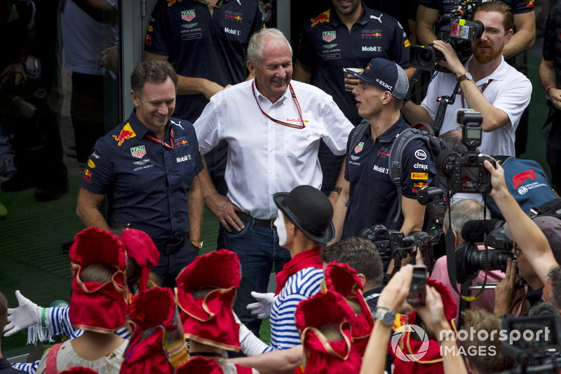 Макс Ферстаппен, Red Bull Racing, святкує день народження з Крістіаном Хорнером, керівником Red Bull Racing, д-р Гельмутом Марко, радником Red Bull
