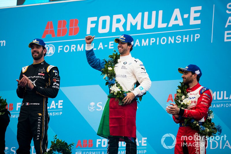 Il vincitore Antonio Felix da Costa, BMW I Andretti Motorsports sul podio con il secondo classificato Jean-Eric Vergne, DS TECHEETAH, e il terzo classificato Jérôme d'Ambrosio, Mahindra Racing