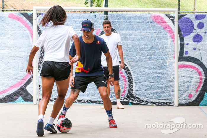 Max Verstappen y Daniel Ricciardo, Red Bull Racing juegan Futsal en Brasil