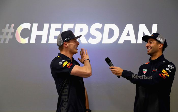Max Verstappen, Red Bull Racing, y Daniel Ricciardo, Red Bull Racing, hablan al equipo Red Bull Racing
