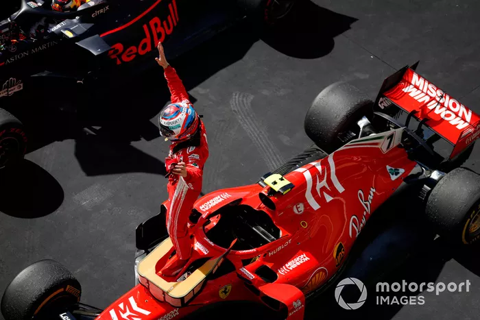 Kimi Raikkonen, Ferrari SF71H, celebra en el Parc Ferme después de ganar la carrera.