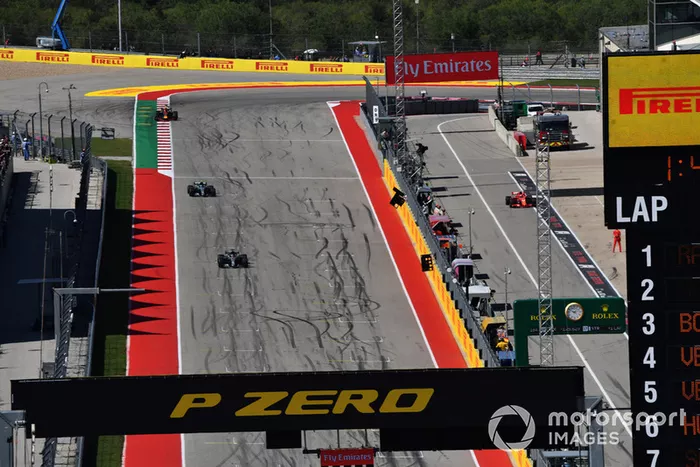 Kimi Raikkonen, Ferrari SF71H , Lewis Hamilton, Mercedes-AMG F1 W09 y Valtteri Bottas, Mercedes-AMG F1 W09