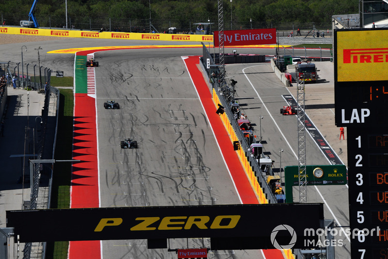 Kimi Raikkonen, Ferrari SF71H , Lewis Hamilton, Mercedes-AMG F1 W09 y Valtteri Bottas, Mercedes-AMG F1 W09