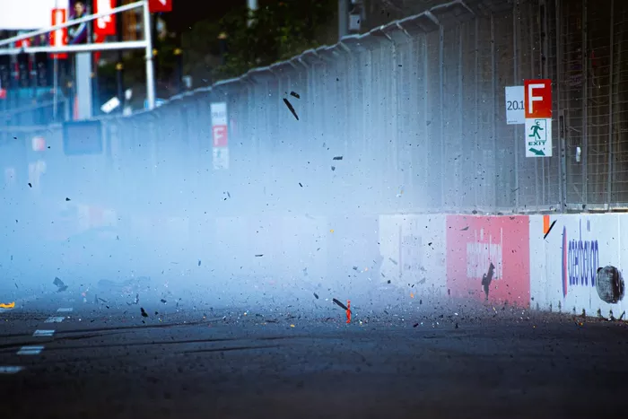 Escombros volando sobre la pista tras el accidente de Max Verstappen, Red Bull Racing RB16B  
