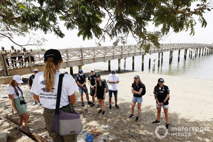 Kevin Hansen, del equipo JBXE Extreme-E, Mikaela Ahlin-Kottulinsky, del equipo JBXE Extreme-E, Catie Munnings, de Andretti United Extreme E, y Molly Taylor, de Rosberg X Racing, y los demás pilotos y medios de comunicación en la visita al proyecto Oceanium Mangrove Legacy