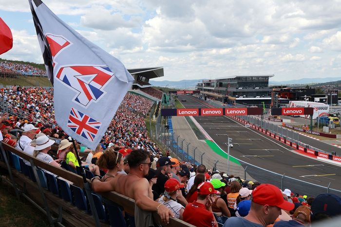 Fans with the view to the start-finish-line