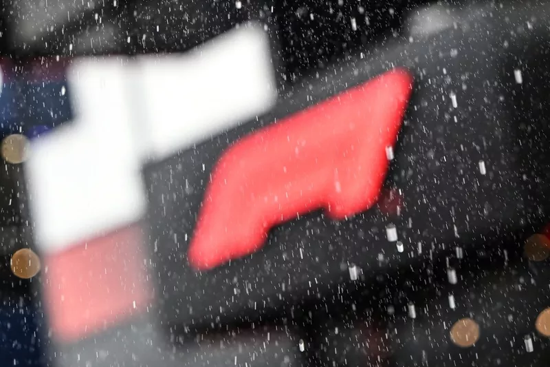 La pluie tombe sur le paddock