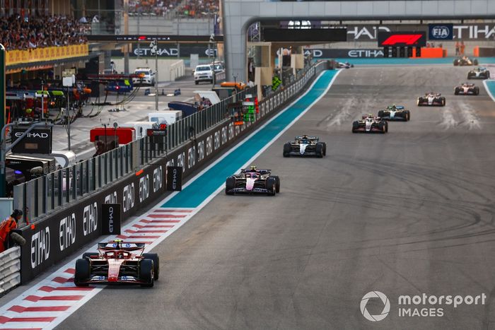 Carlos Sainz, Ferrari SF-24, Pierre Gasly, Alpine A524, George Russell, Mercedes F1 W15