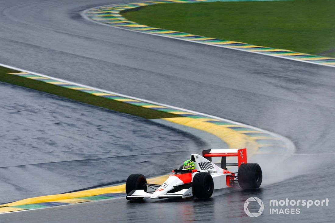 Lewis Hamilton conduce el McLaren MP4/5B de Ayrton Senna