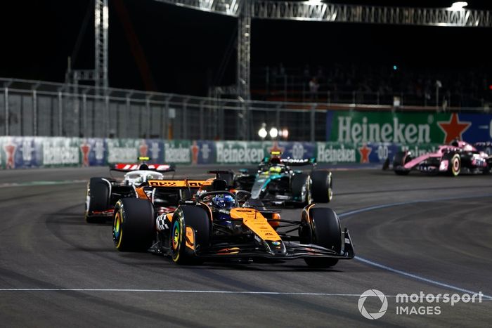Oscar Piastri, McLaren MCL38, Nico Hulkenberg, Haas VF-24, Lewis Hamilton, Mercedes F1 W15