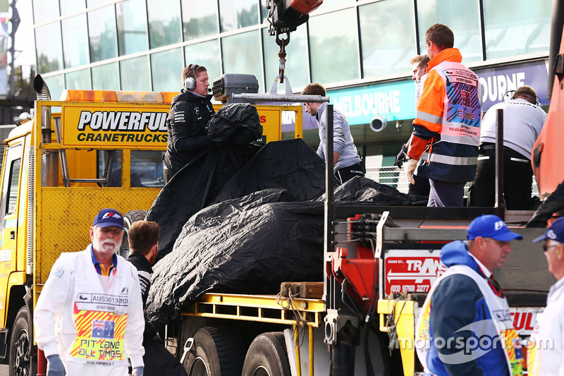Carro de Nico Rosberg é totalmente coberto antes de ser levado de volta aos boxes