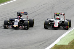 Daniil Kvyat, Scuderia Toro Rosso STR11 y Esteban Gutiérrez, equipo de F1 de Haas VF-16 Batalla de p