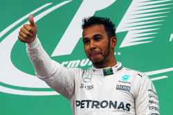 Winnaar Lewis Hamilton, Mercedes AMG F1 op het podium