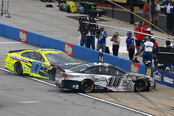 Kollision zwischen Danica Patrick, Stewart-Haas Racing Chevrolet, und Paul Menard, Richard Childress