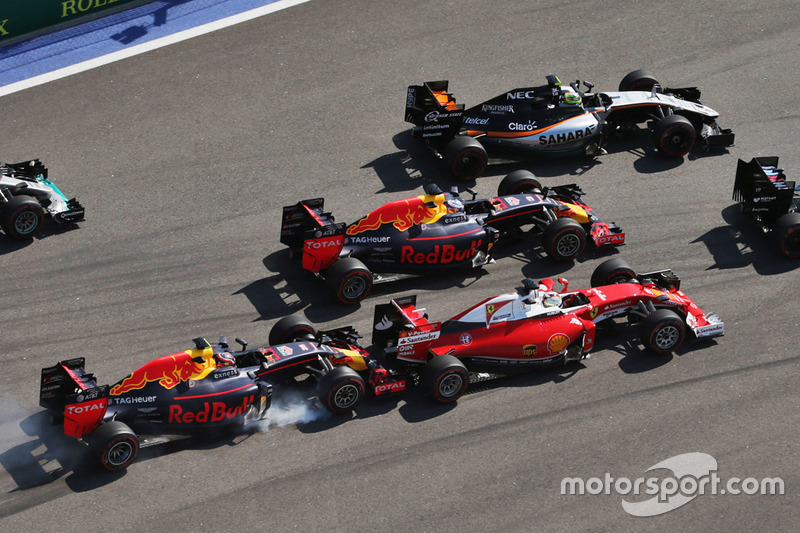 Daniil Kvyat, Red Bull Racing RB12 tampona Sebastian Vettel, Ferrari SF16-H alla partenza