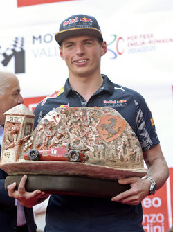 Max Verstappen, Red Bull Racing con el Trofeo Lorenzo Bandini
