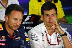 Керівник Red Bull Racing Крістіан Хорнер, керівник Mercedes AMG F1 Тото Вольфф