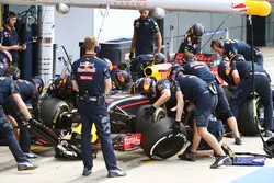 Daniel Ricciardo, Red Bull Racing RB12 effectue un arrêt aux stands