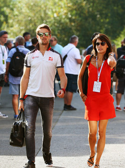 (Da sx a dx): Romain Grosjean, Haas F1 Team con la moglie Marion Jolles Grosjean, Presentatrice TF1 TV